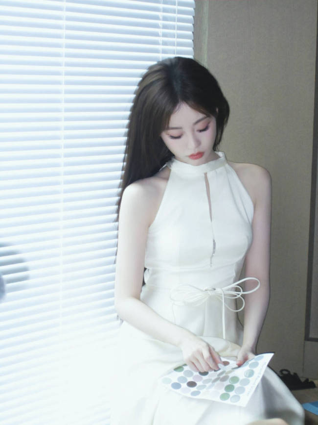 祝绪丹晒挂脖白裙造型 清冷高级纯欲天花板