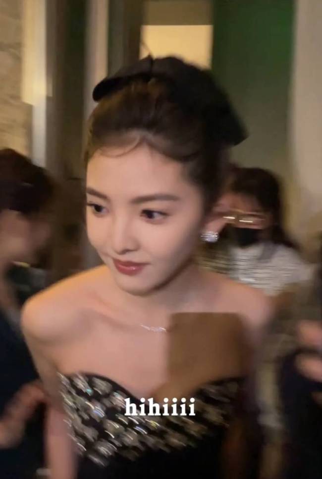 章若楠露背抹胸裙气质高贵 化身清纯公主温柔大方