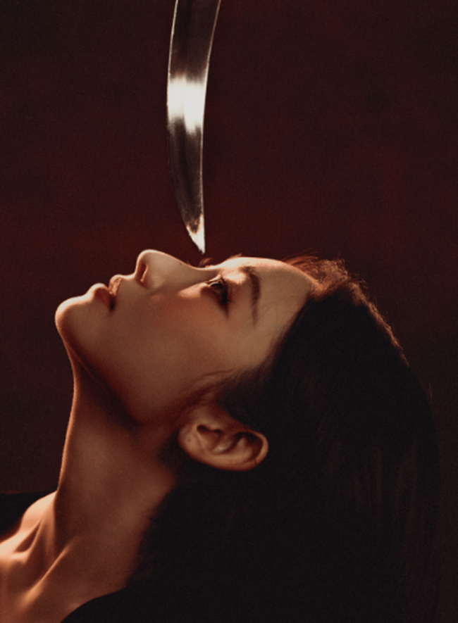 张艺凡黑色系服装搭配利刃 绽放浓烈与自由之美