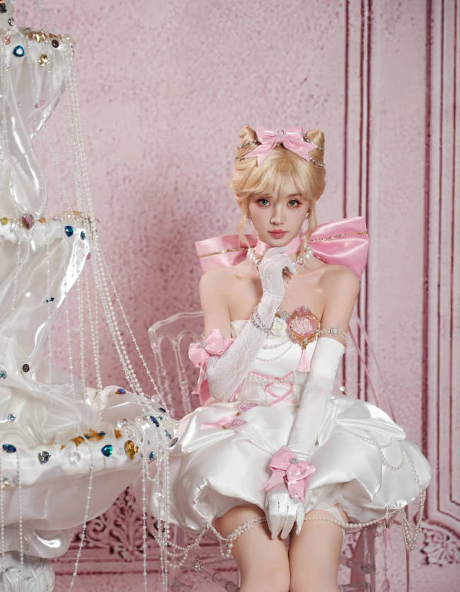 田曦薇秒变猫女郎又甜又酷！穿小白裙秀美腿超吸睛