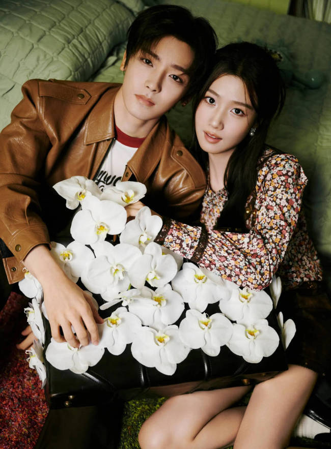 卢昱晓侯明昊同弹吉他画面唯美 手捧鲜花CP感十足