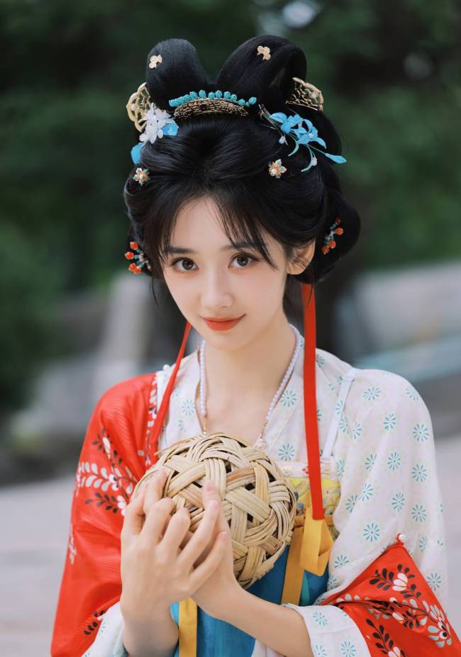 王影璐披毛绒披风少女感十足 手拎果篮活泼灵动