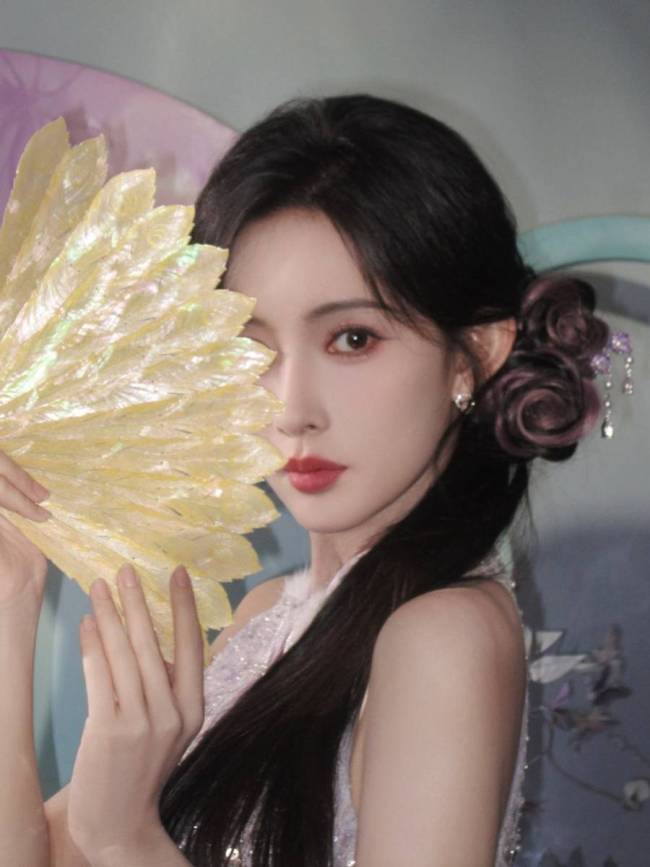 孟子义穿新中式旗袍温婉端庄 侧编发别致气质柔媚