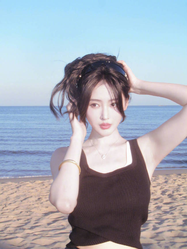 张天爱晒海边照秒变氛围感美女！波浪秀发气质温柔