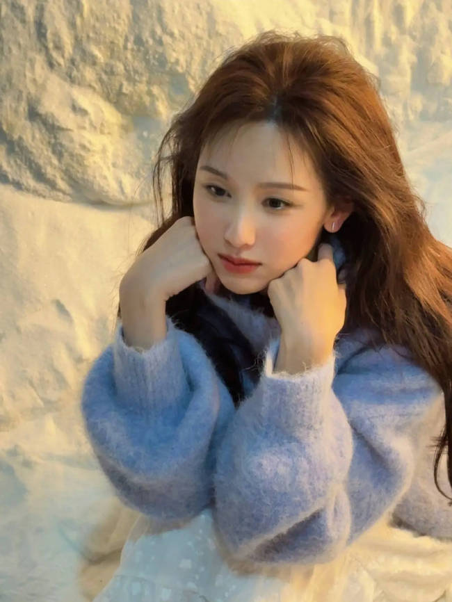 陈都灵穿蓝色毛衣温柔灵动 雪中抬眸尽显可爱
