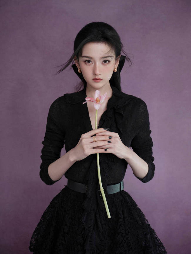 宋祖儿穿小黑裙腰肢纤细 手持紫色玫瑰又纯又欲
