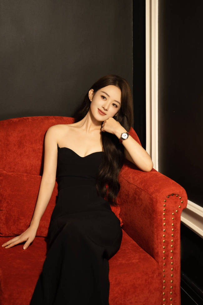 赵丽颖穿黑色抹胸裙大气优雅 长发披肩笑眼动人