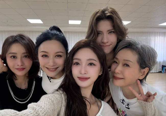 吴宣仪晒《看我72变》训练日常 五位姐姐对镜拍照