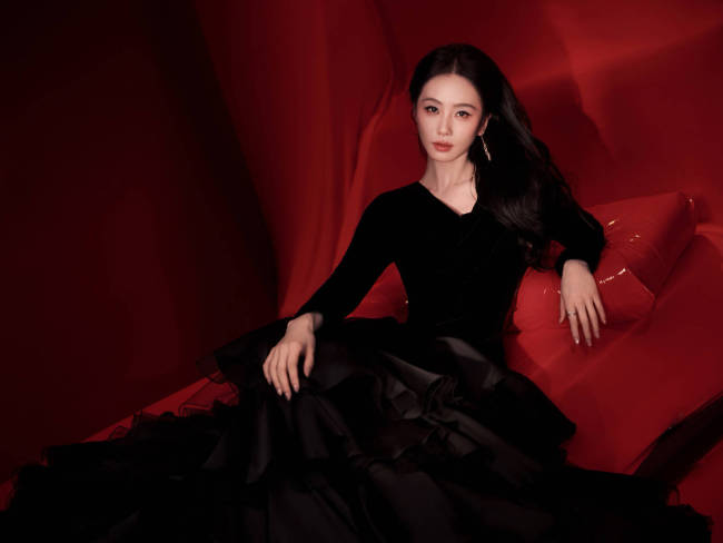 刘诗诗穿V领礼裙美丽动人！宛若优雅黑天鹅气质佳