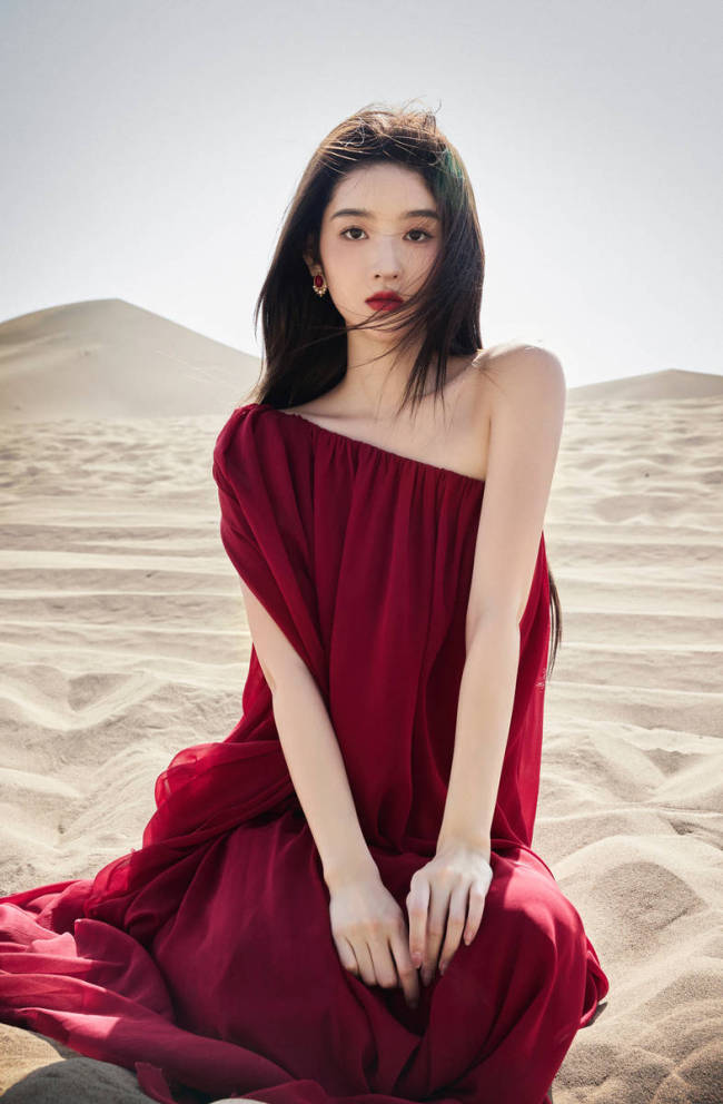 王玉雯穿红色斜肩长裙明艳动人 尽显异域神秘感