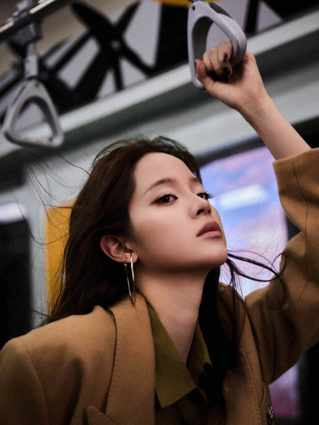 欧阳娜娜拍地铁写真大片！秒变时尚女超模魅力十足