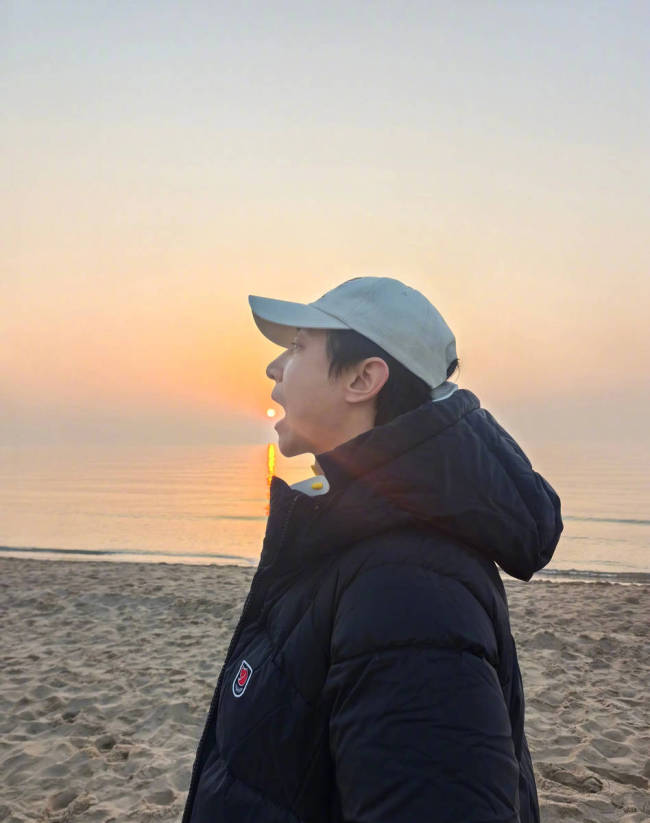 董璇晒与张维伊合照 两人海边依偎看夕阳幸福甜蜜