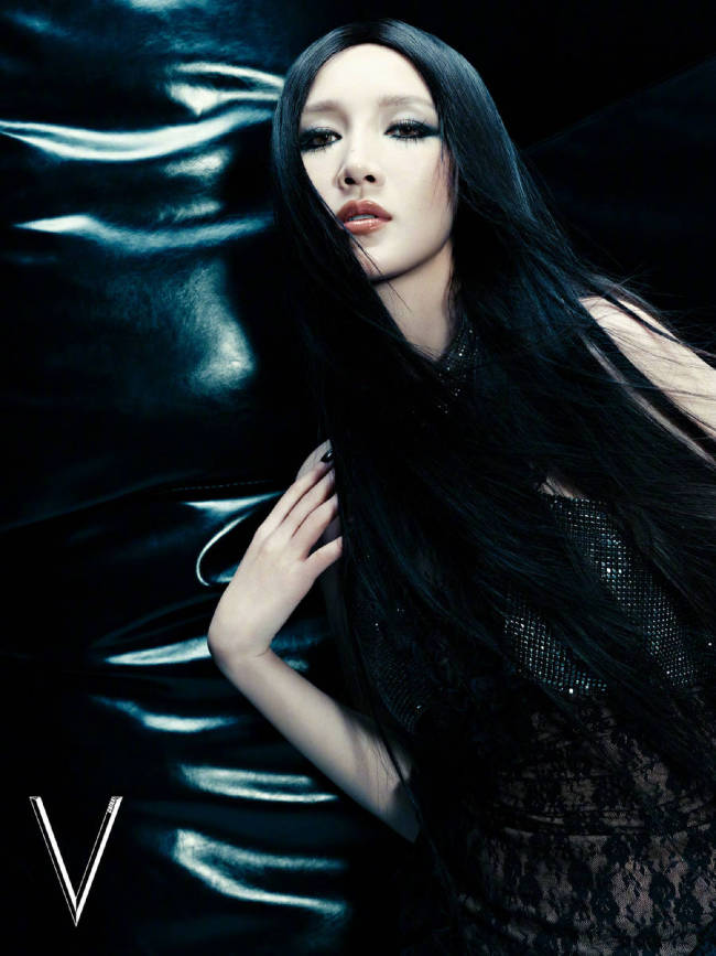 孟佳一头金发短发酷飒帅气 造型百变时尚感满满