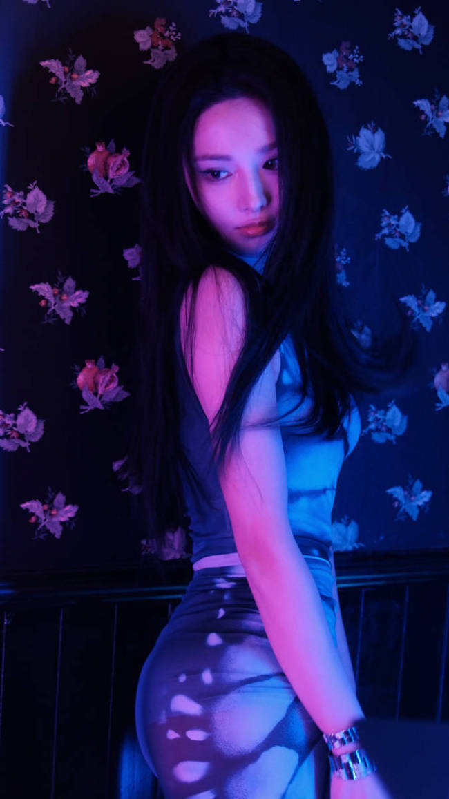 彭小苒穿短裙身材凹凸有致 惊艳回眸气质妩媚撩人