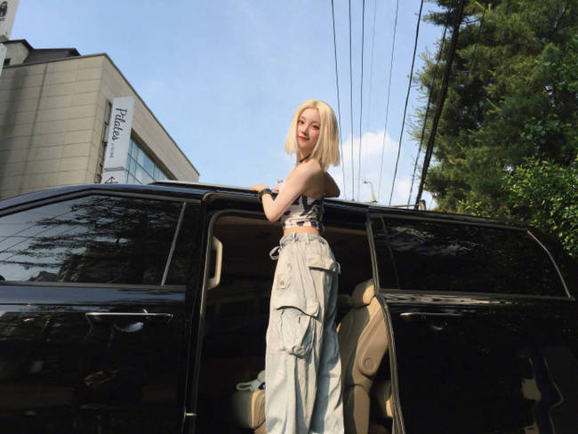 宋雨琦穿抹胸上衣化身甜酷女孩 金色短发明媚洋气