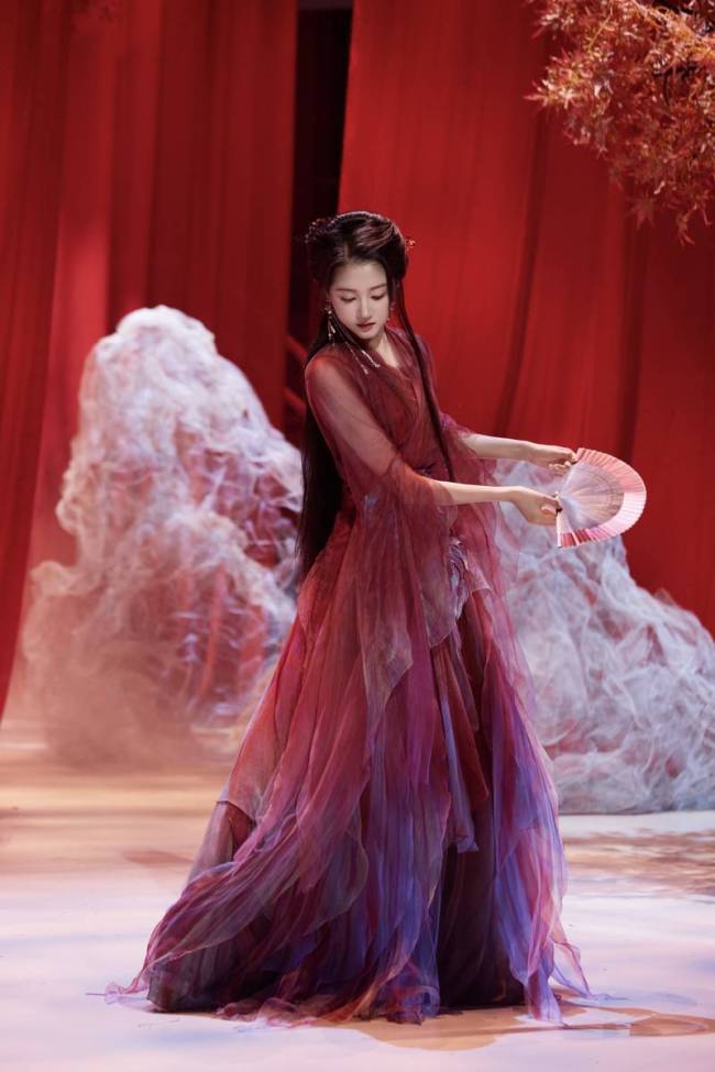 关晓彤穿红衣执扇轻盈舞动 宛若画中美人妩媚明艳