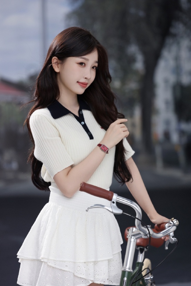 虞书欣白色针织搭配短裙wink尽显青春活力