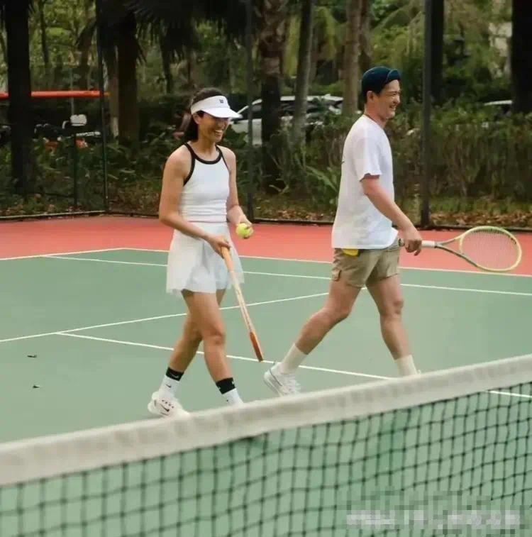 立夏暴击！朱丹周一围网球约会甜度爆表 结婚8年眼神拉丝惊呆网友封面图