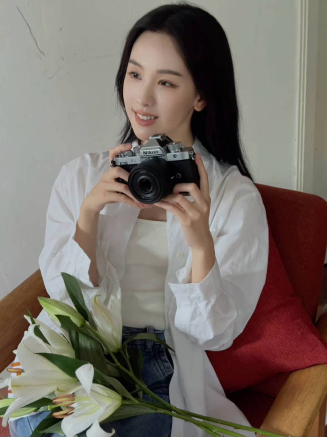 陈都灵穿白色衬衣简约优雅！秒变清纯校花颜值在线