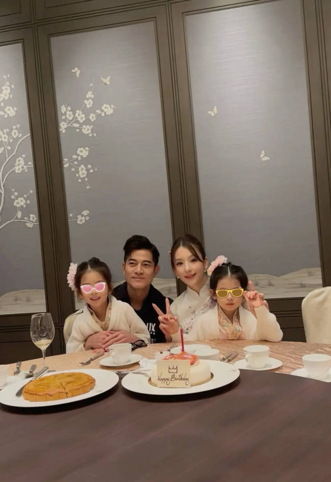 郭富城妻子方媛晒中秋全家福 挺孕肚依然美丽