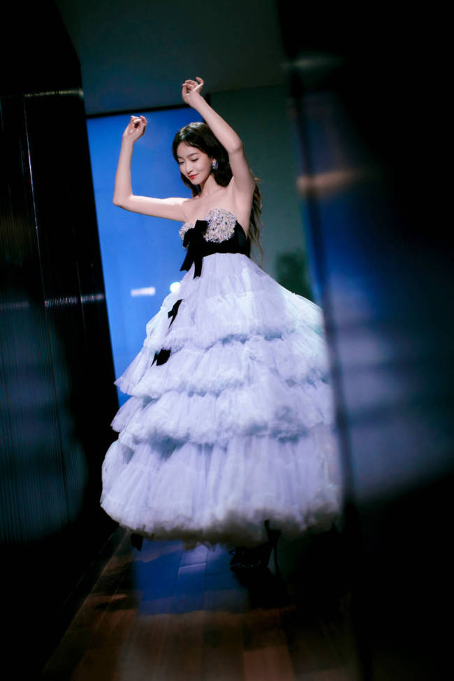 宋茜穿蝴蝶结抹胸裙似公主！身材性感吸睛美貌迷人