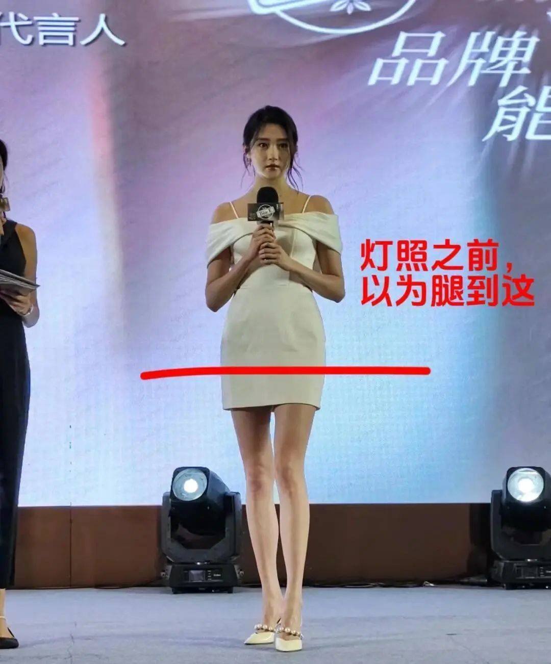 27岁关晓彤惊艳现身，穿纯白礼服如冰雪美人，网友：这腿长真的神了！封面图