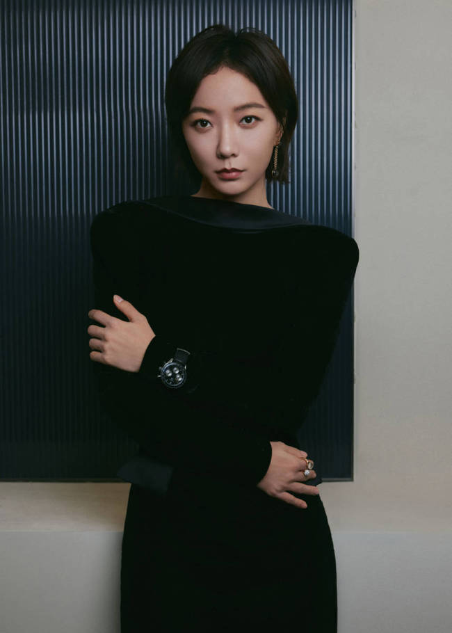 王珞丹一席黑色礼服大秀美背 体态优雅气质清冷