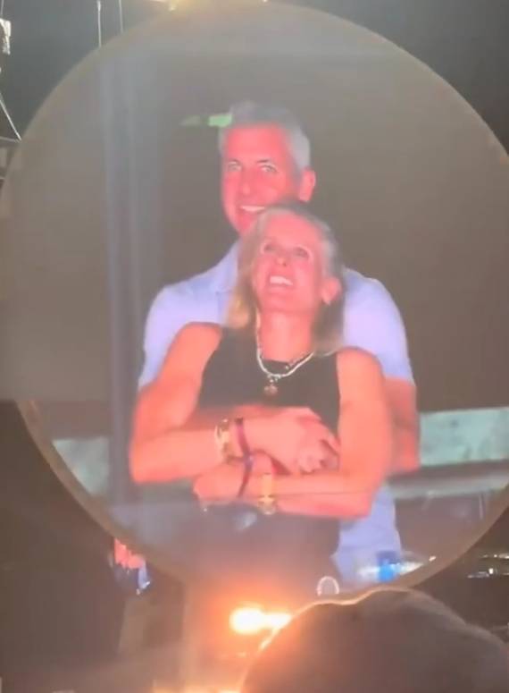 Coldplay演唱会变捉奸现场！已婚大佬偷情女下属被拍