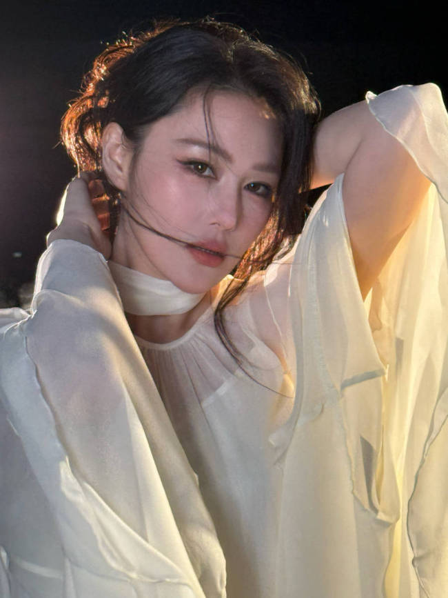 张馨予穿丝绸衬衫随性慵懒 发丝微乱秒变氛围女神