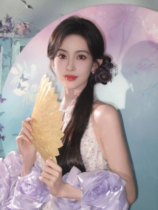 孟子义穿新中式旗袍温婉端庄 侧编发别致气质柔媚