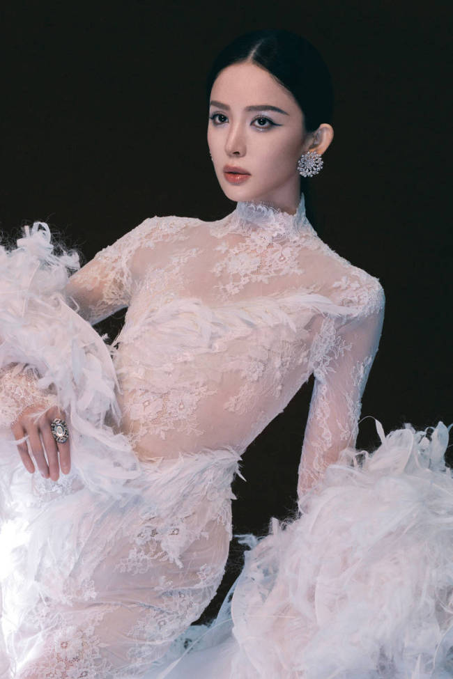 古力娜扎穿深V礼裙身材曼妙 红唇吸睛气场强大