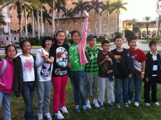 男大十八变！网友晒出与范丞丞小学出游合照