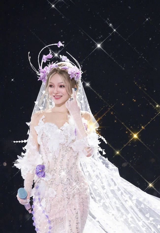 张韶涵穿白色长裙宛若花仙子！戴头纱唱歌仙气十足