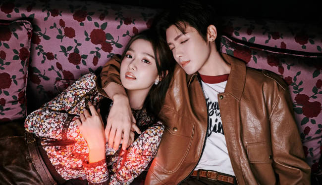 卢昱晓侯明昊同弹吉他画面唯美 手捧鲜花CP感十足