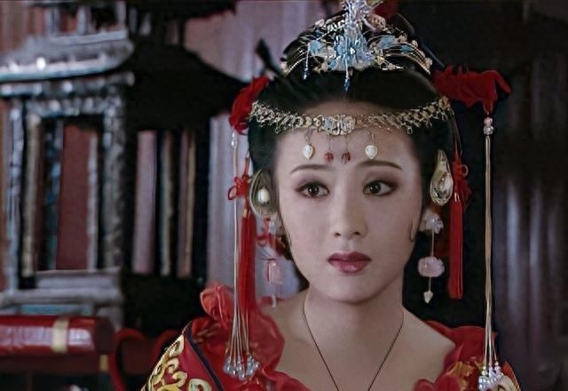 她靠一部剧吃一辈子，二婚嫁给“穷小子”，如今丈夫红到令人嫉妒封面图