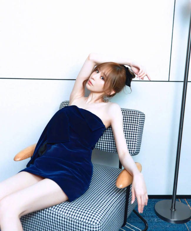 王心凌更新美照状态好似少女！穿抹胸短裙秀好身材