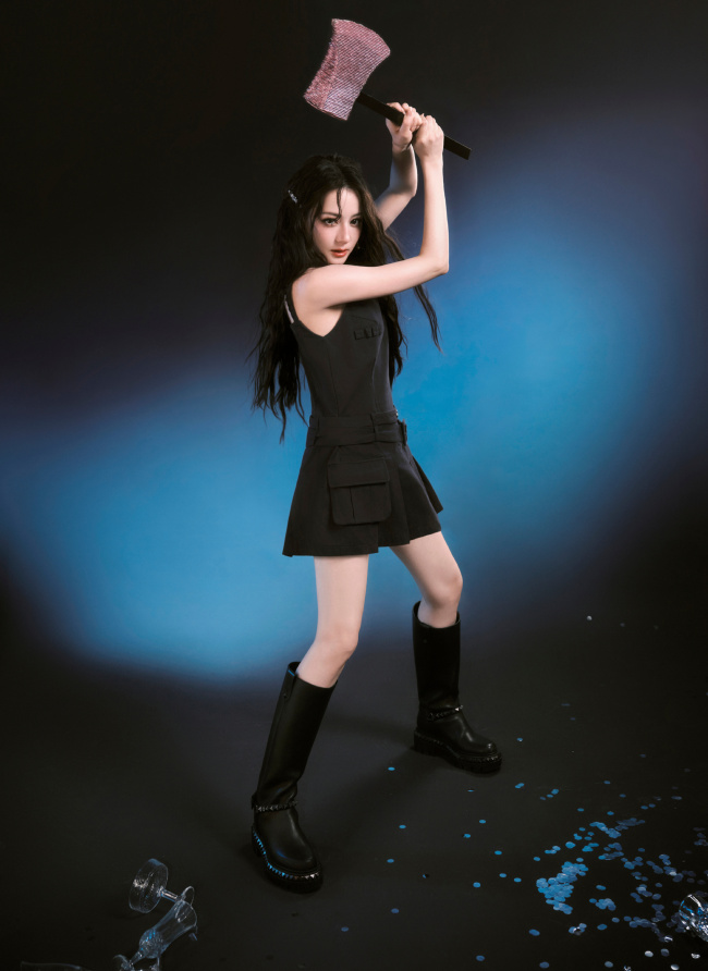 迪丽热巴穿小黑裙妆容精致 不惧镜头怼脸颜值高