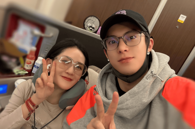 谢娜乘高铁偶遇王鹤棣 两人晒合照分享友情趣事