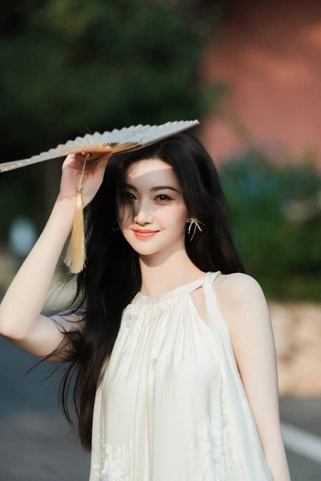 景甜穿挂脖白裙仙气飘飘 笑容甜美明媚动人