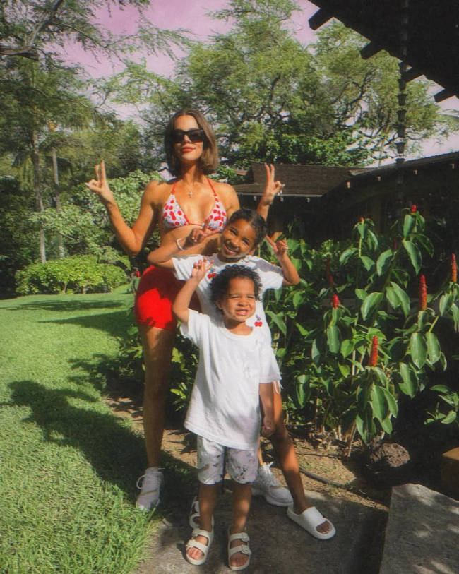 卡戴珊三姐穿泳衣带娃 一双儿女同框合影软萌可爱