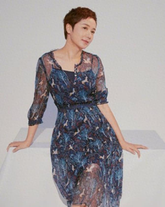 蒋雯丽因电视剧被嘲讽后“销声匿迹”，近日现身英国，面相变了！