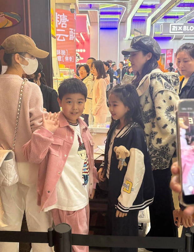 董璇佟丽娅带娃逛商场 小酒窝朵朵热情打招呼超可爱封面图