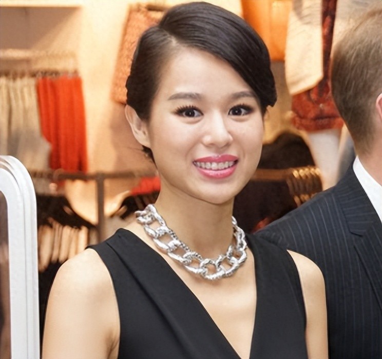 她是香港最干净的女星，身材丰满演戏逼真，因拒绝潜规则事业受阻封面图