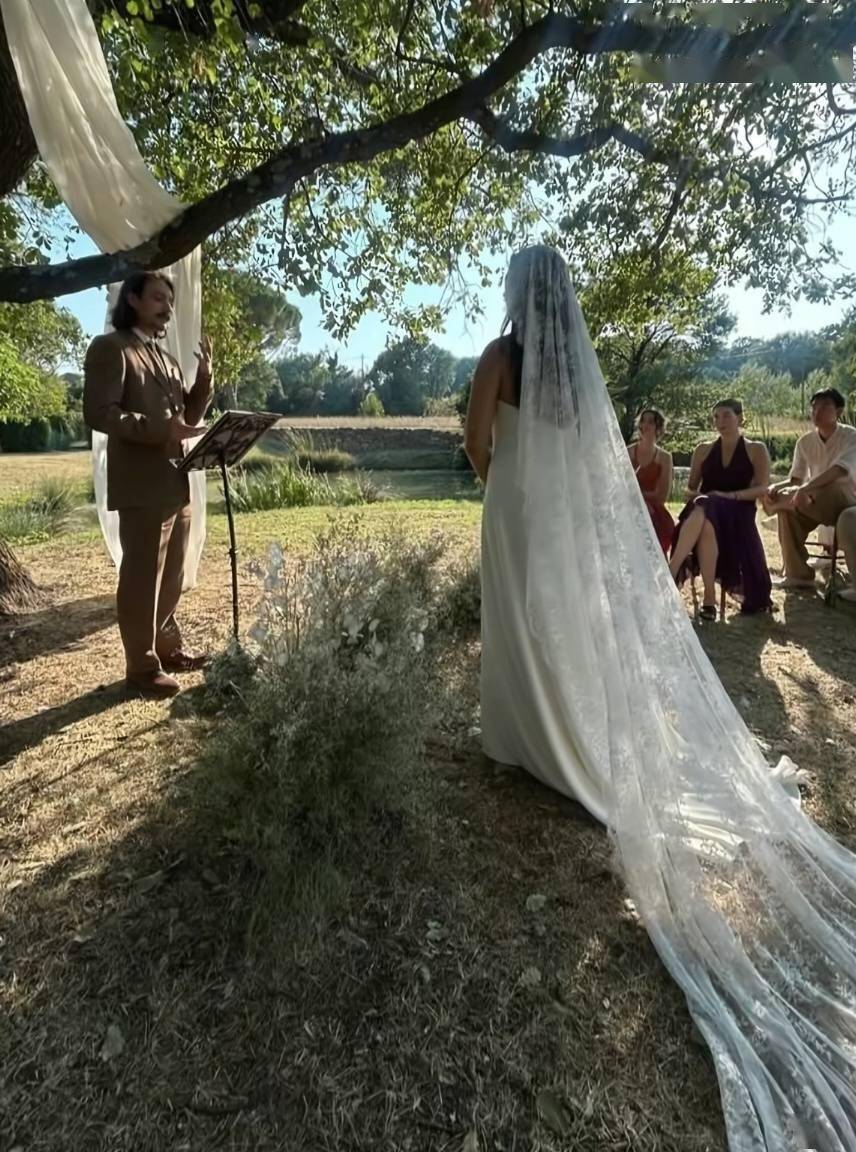 姜文女儿和女婿婚纱照曝光！男方有一头自然卷金发，长相非常一般封面图