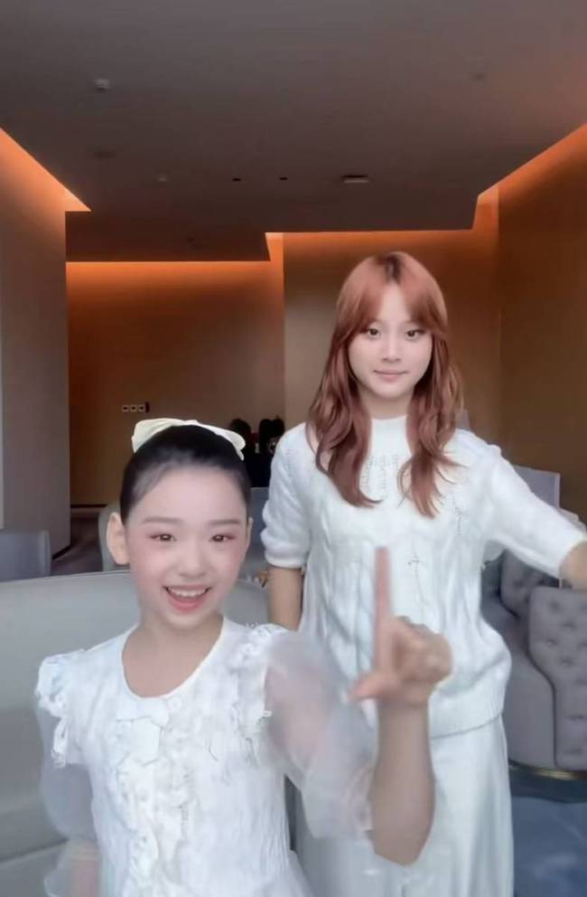 甜馨和小酒窝合拍舞蹈视频 两人笑容甜美画面养眼