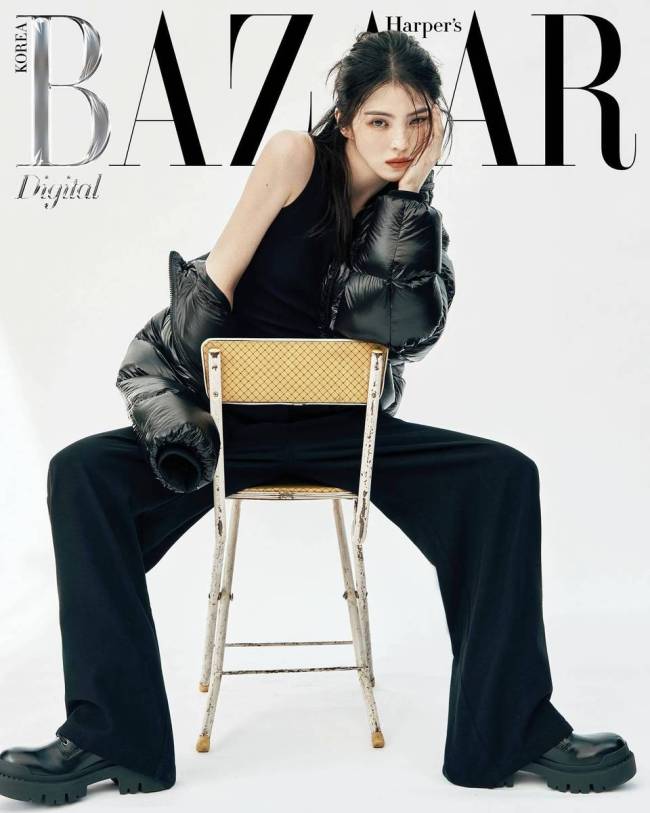 韩素希湿发造型魅惑酷飒 脚踩长靴美腿吸睛