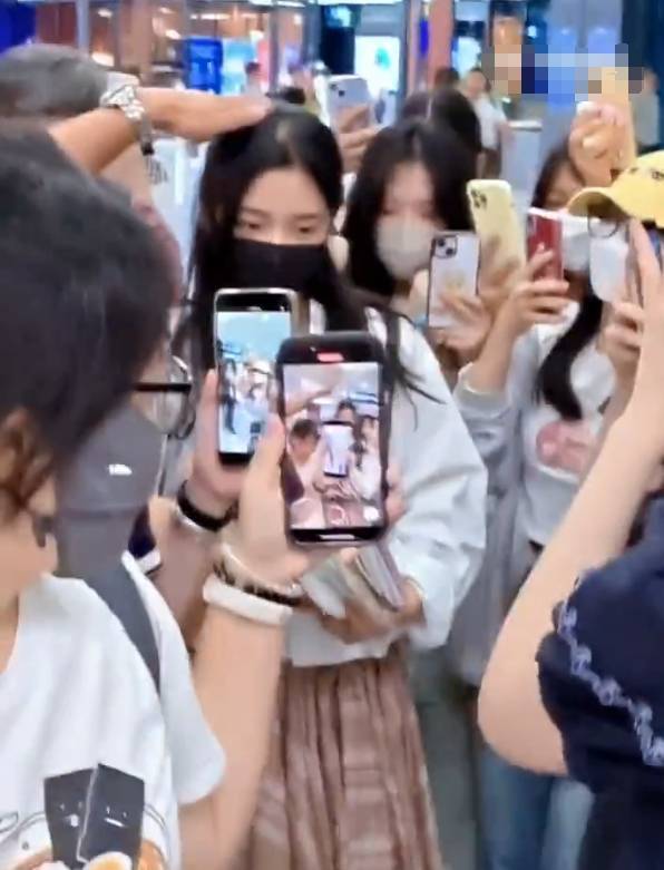 卢昱晓工作室回应机场被人敲头：反对非理智追星