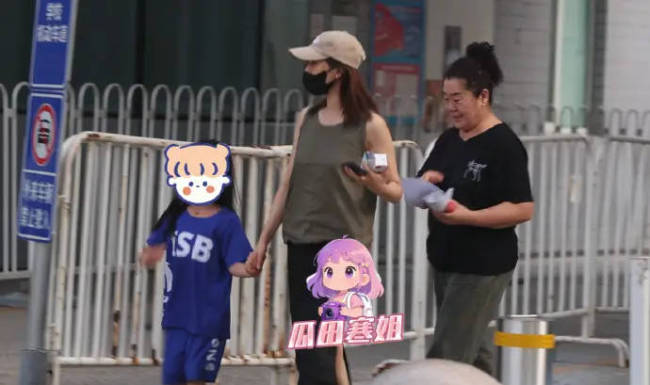 高圆圆带女儿现身医院就诊 母女俩同看电视很有爱