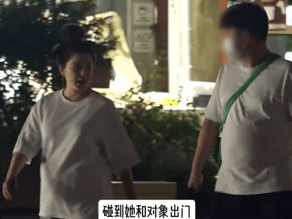 阚清子孕晚期和老公散步 步履轻盈状态佳