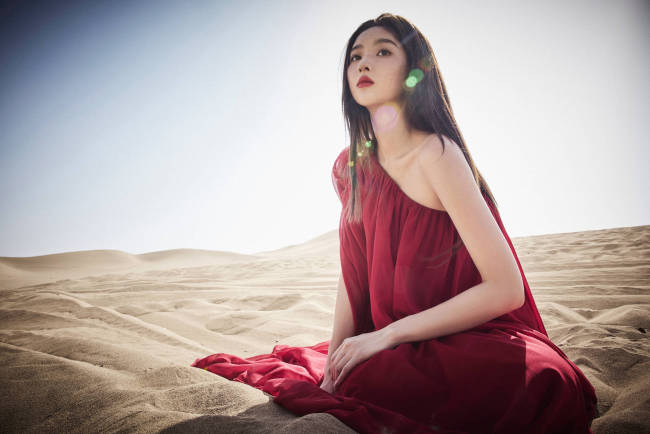 王玉雯穿红色斜肩长裙明艳动人 尽显异域神秘感